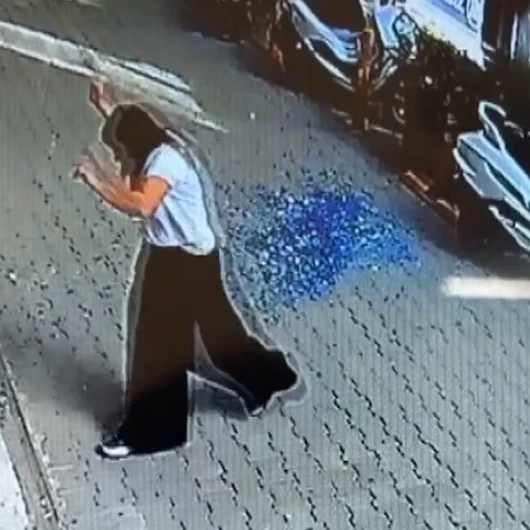 Santimetrelerle Kutuluş Kamerada: İş Hanından Düşen Dev Cam Kadının Yanı Başına Çakıldı