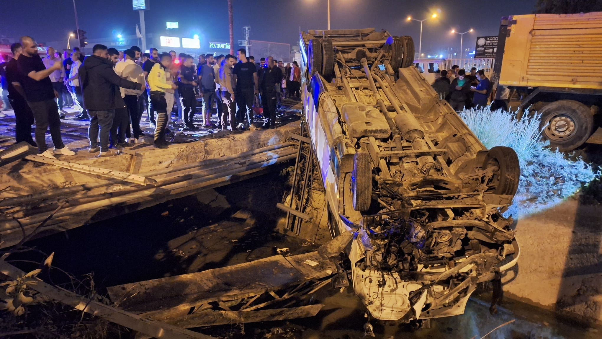 Minibüs ile otomobil çarpıştı: 11 kişi yaralandı