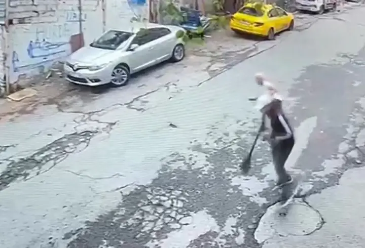 İstanbul - Beyoğlu’nda hastaneye giden kadını gasbetti; o anlar kamerada