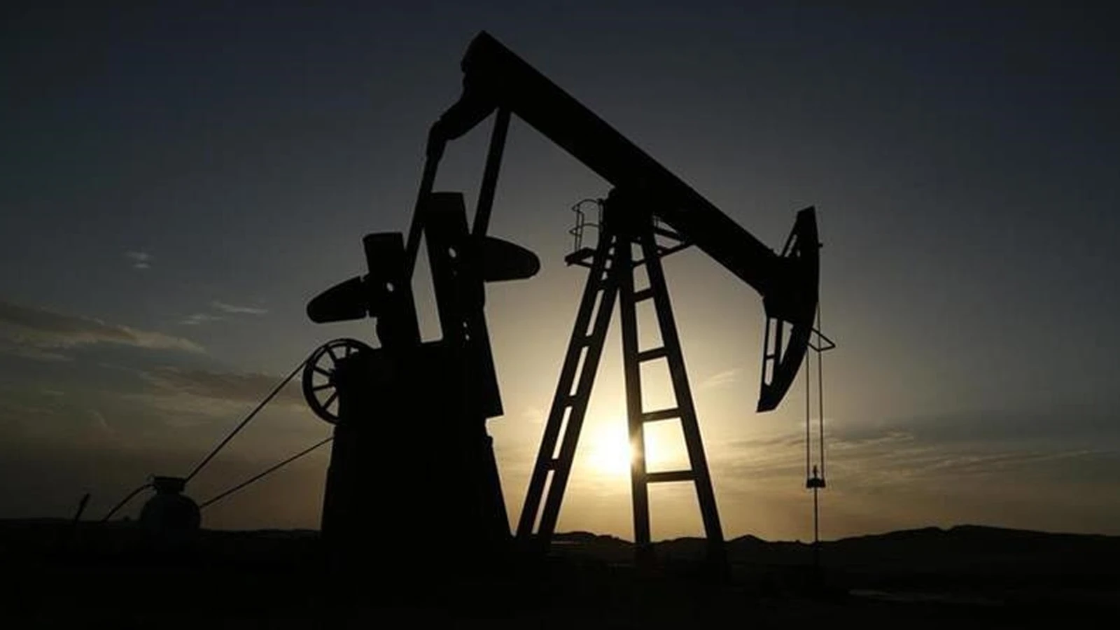 Brent petrolün varili vadeli piyasalarda 85 doları aştı