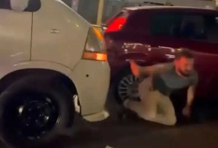 Ağabeyini darbeden 3 kişiye otomobille çarptı; o anlar kamerada