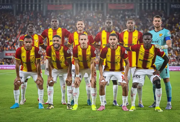 Göztepe taraftarları, İzmir'deki ilk maçta tribünleri doldurdu