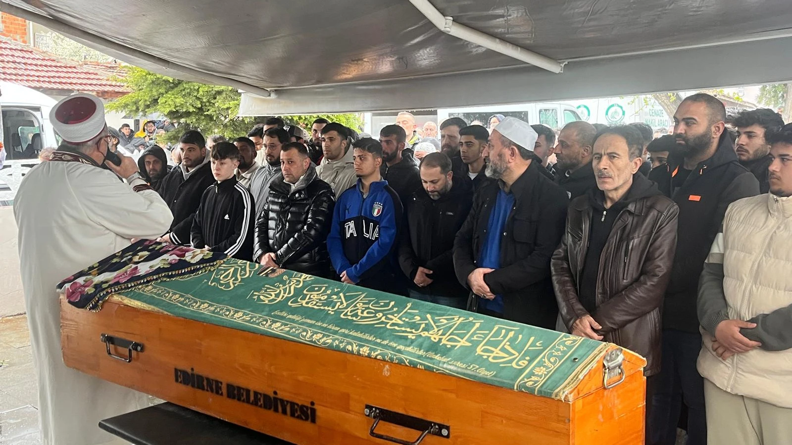 Edirne'de lise bahçesinde bıçaklanarak öldürülen Gülden, toprağa verildi