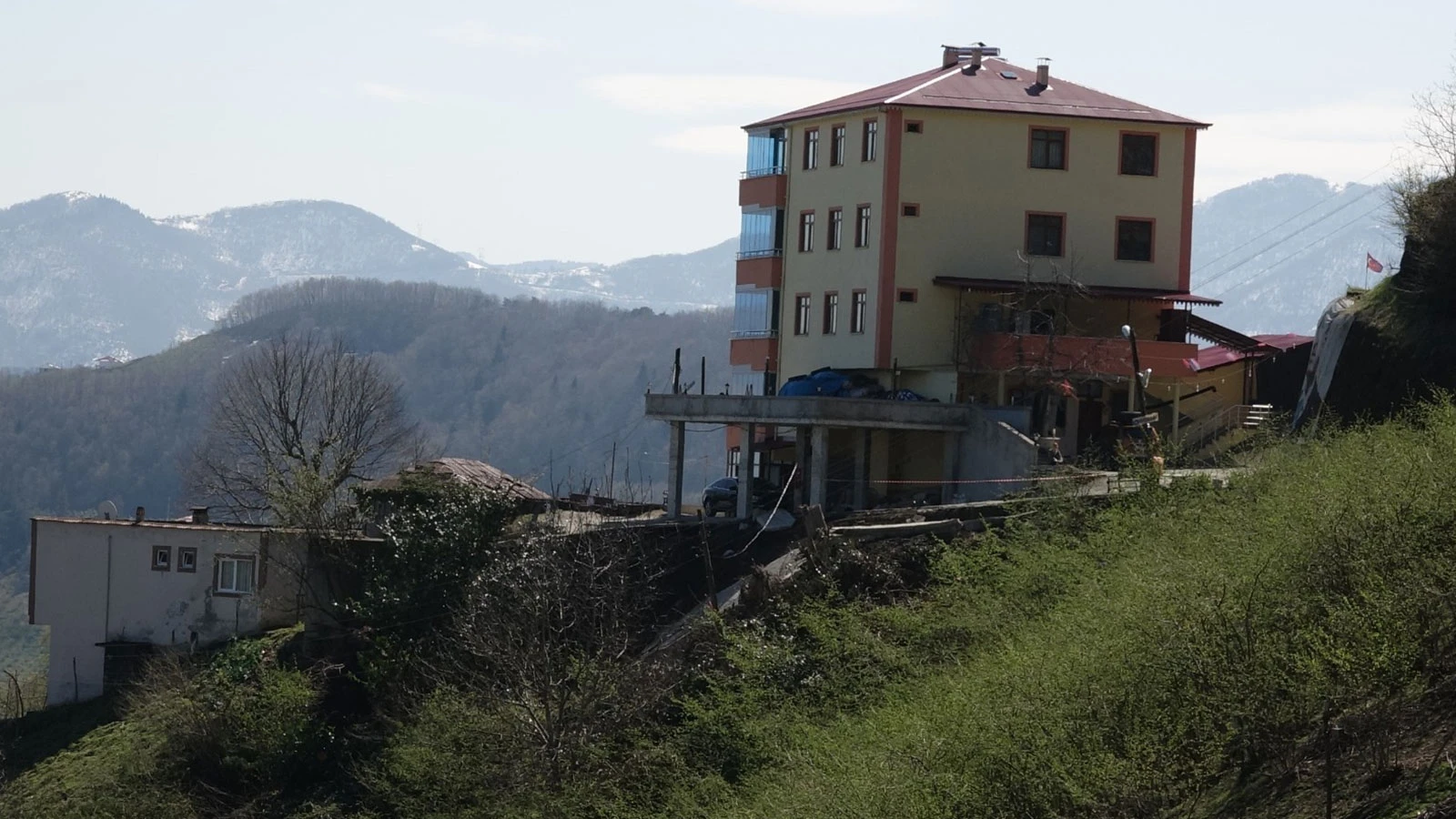 Trabzon'da heyelan: 5 katlı apartmanın önündeki beton yol çöktü