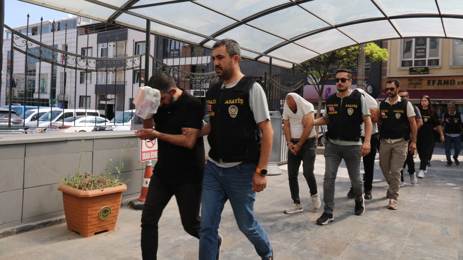 Dublör kullanarak 10 milyon TL dolandıran 5 şüpheli tutuklandı