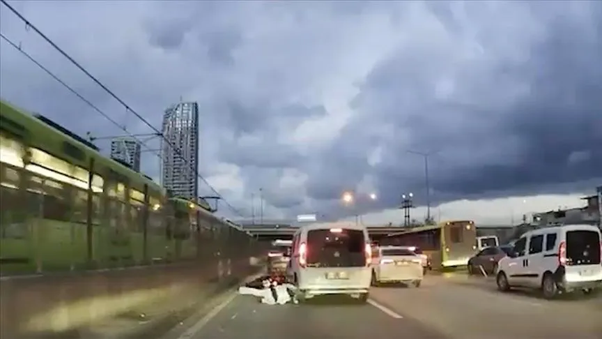 Bursa'da hafif ticari aracın motosikletle çarpıştığı kaza kamerada
