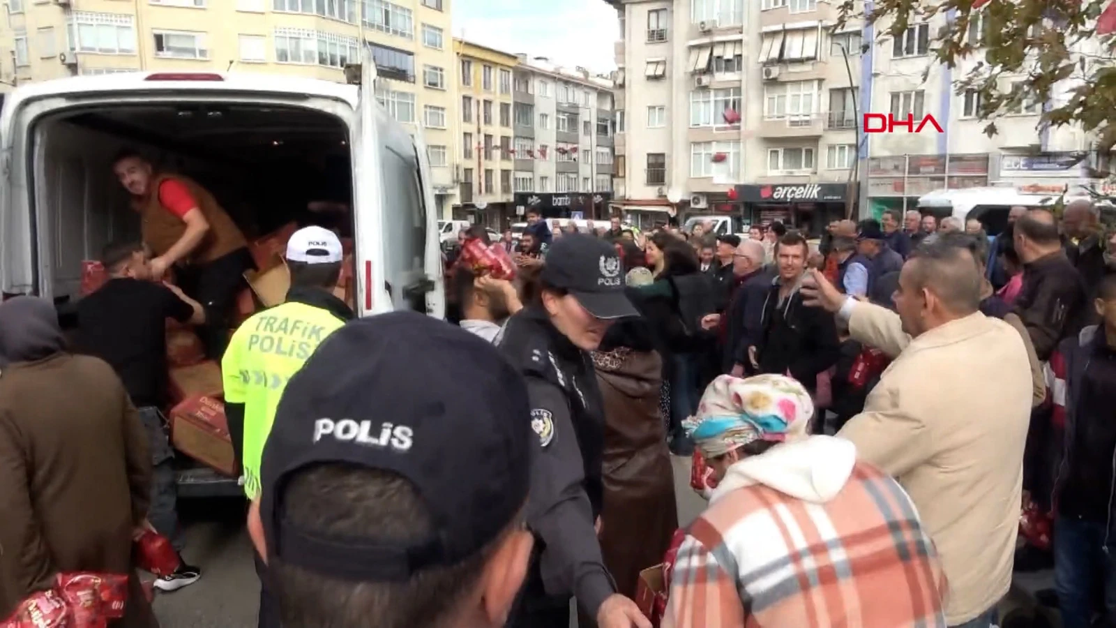 Kurtuluş gününde 'kek' izdihamı: Çocuklar ezilme tehlikesi geçirdi