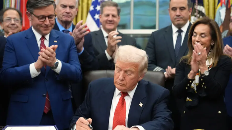 Trump, hükümet kapanmasını sona erdiren yasayı imzaladı