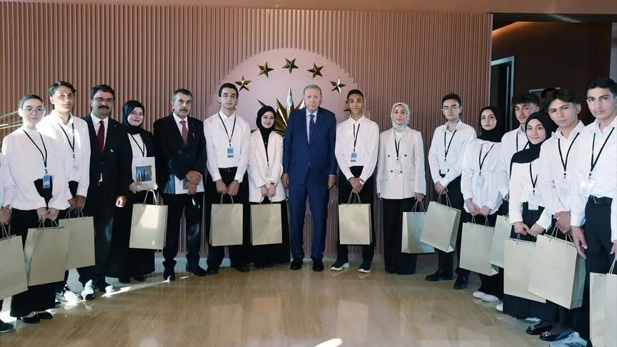 Cumhurbaşkanı Erdoğan, MEB'in "Maziden Atiye" programı öğrencilerini Ahlat'ta kabul etti