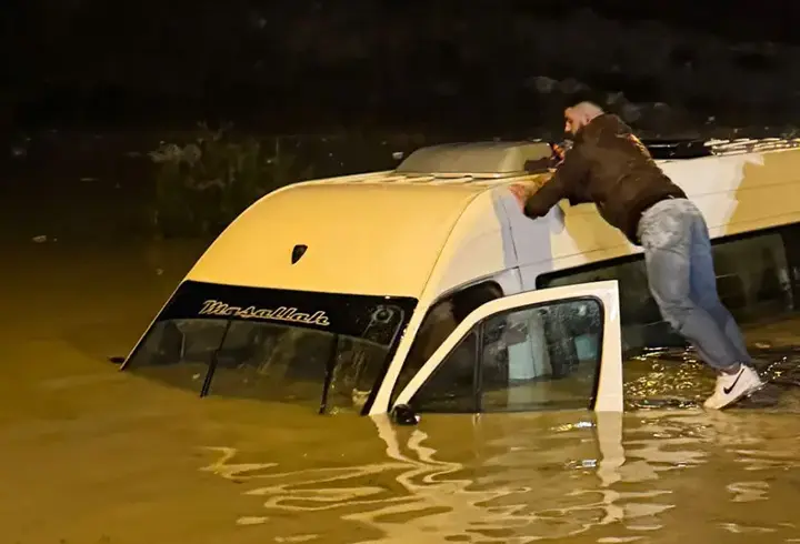 Can pazarı: Aydın'da içi yolcu dolu minibüs suya gömüldü