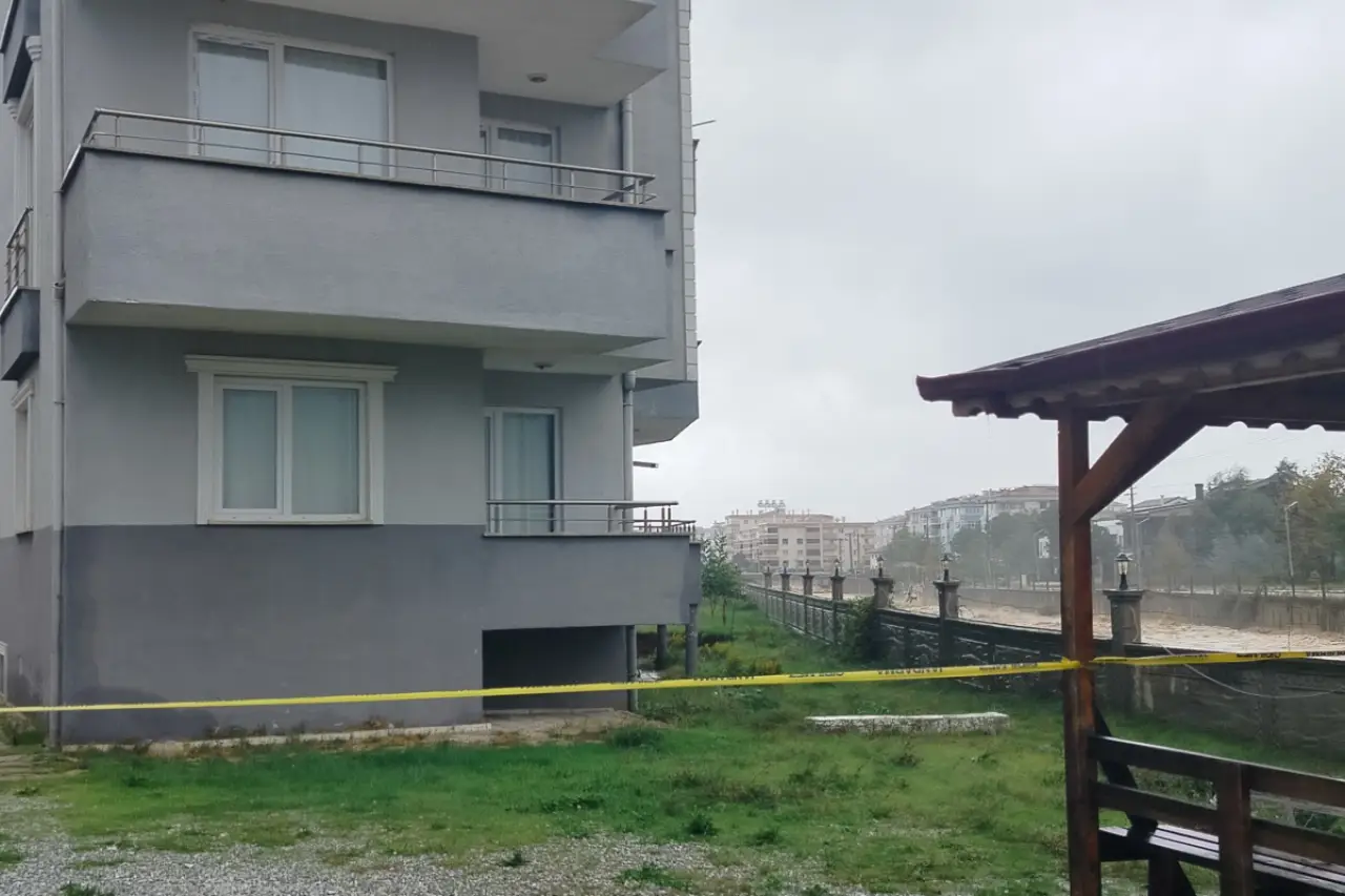 Yalova'da Sağanak Yağış Nedeniyle Bahçesi Çöken Bina Tahliye Edildi
