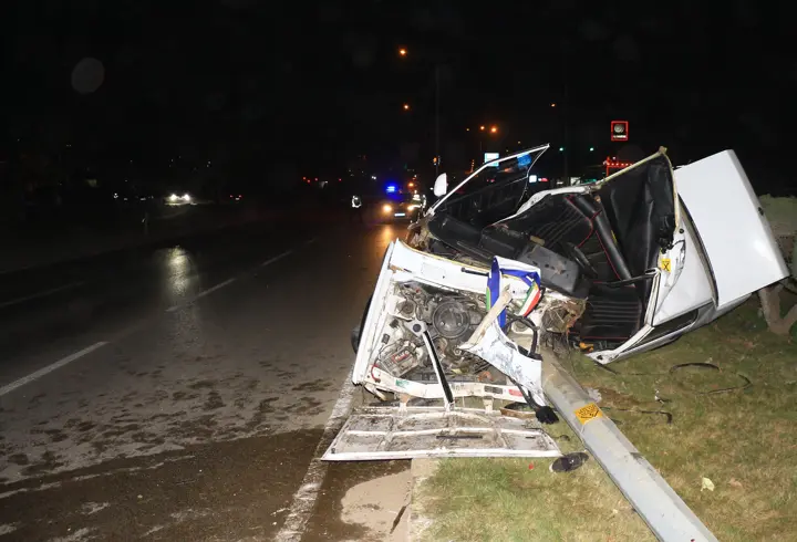 Tokat’ta otomobil elektrik direğine çarptı: 2 yaralı