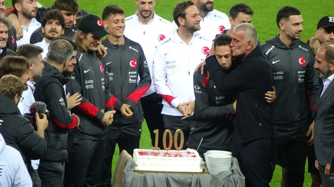 Hakan Çalhanoğlu’na 100. milli maç sürprizi! Sahada pasta kesildi