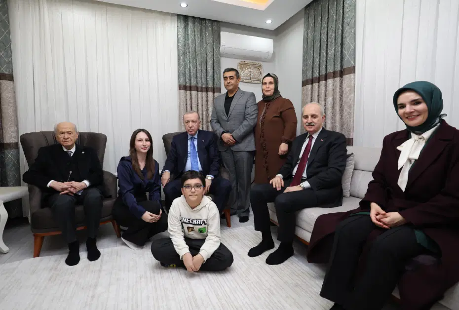 Cumhurbaşkanı Erdoğan ve Bahçeli'den depremzede aileye ziyaret