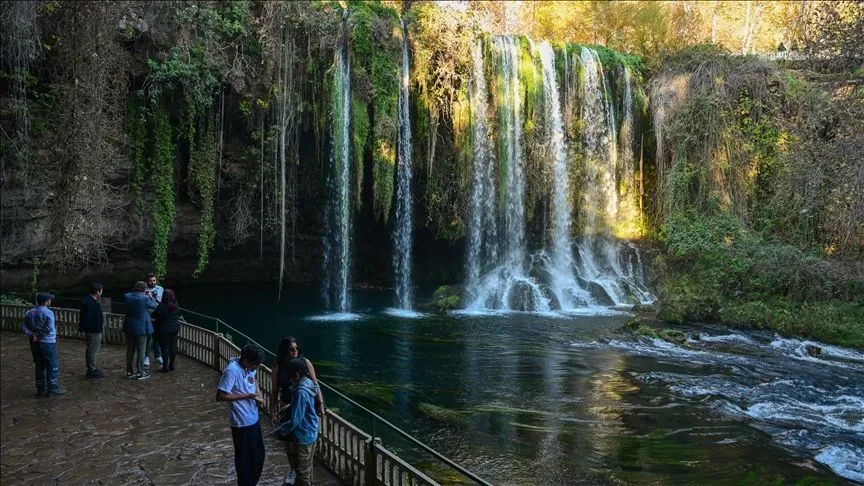 Düden Şelalesi dört mevsim ziyaretçi ağırlıyor