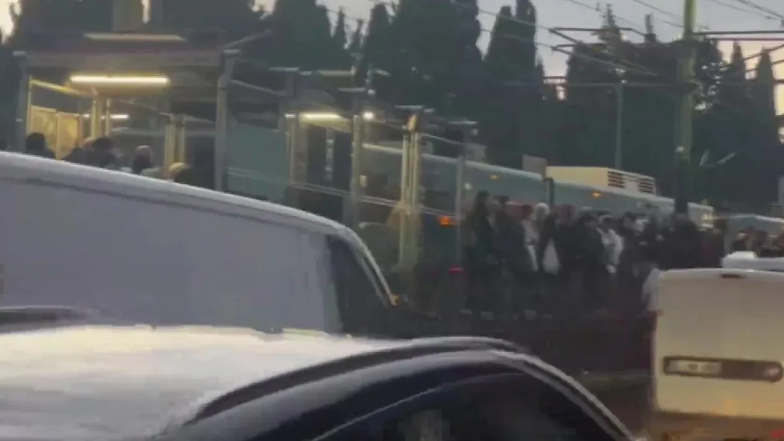 İstanbul'da tramvay raydan çıktı! Yolcular büyük panik yaşadı