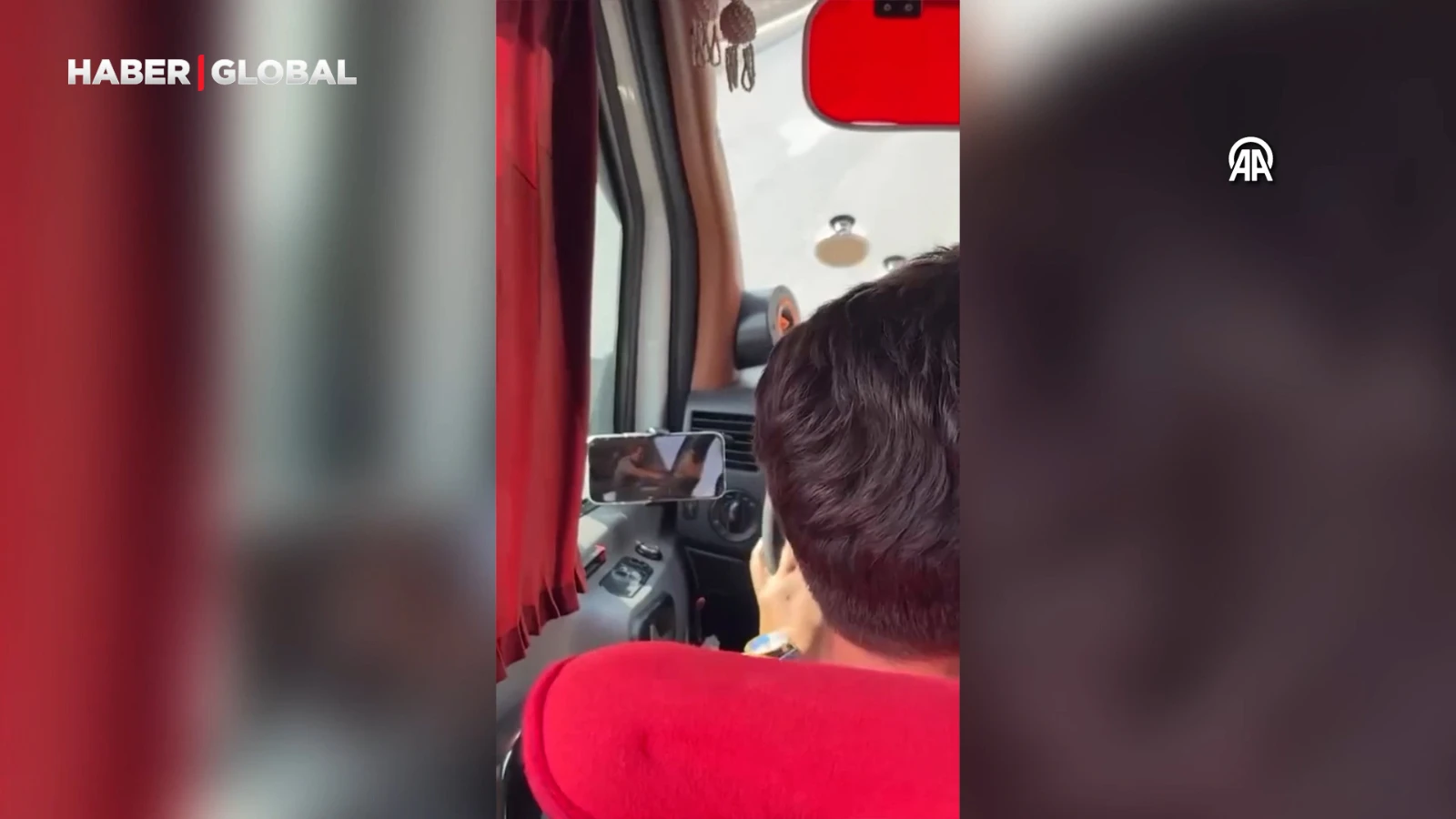Seyir halindeyken dizi izleyen minibüs şoförü böyle yakalandı