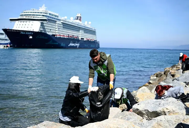 Kuşadası'nda öğrencilerden temiz çevre ve temiz gelecek etkinliği