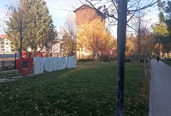 Okul çıkışı buluştukları parkta kız öğrenciyi darbettiler
