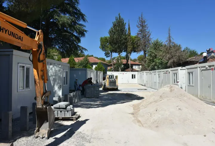 Depremin vurduğu Sındırgı'da ilk geçici barınma merkezi kuruldu