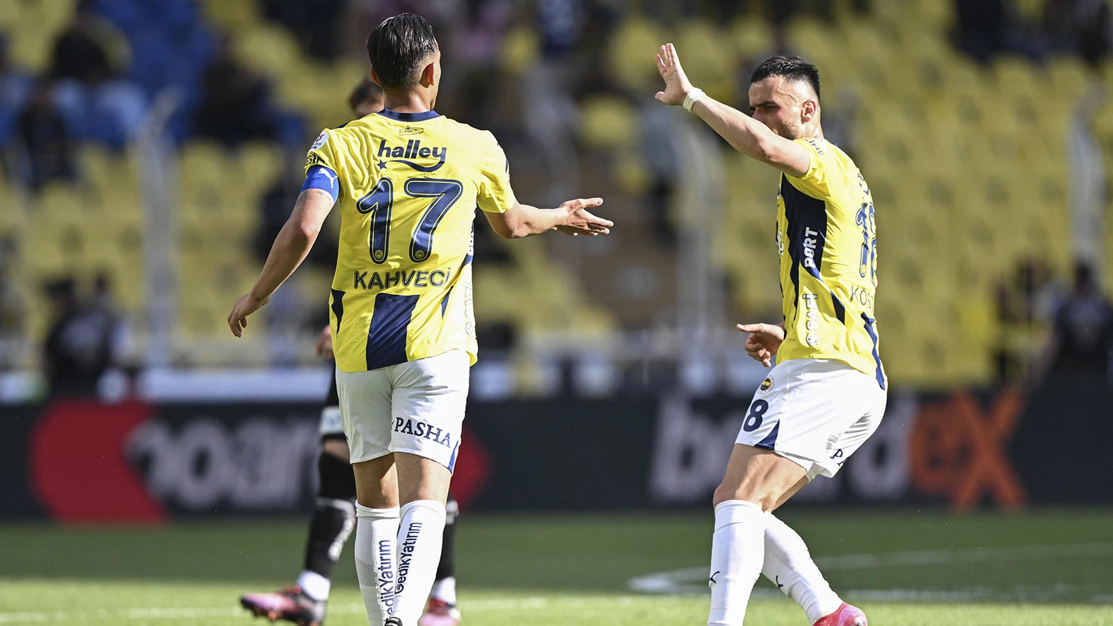 İrfan Can Kahveci'ye Kadıköy'de büyük destek