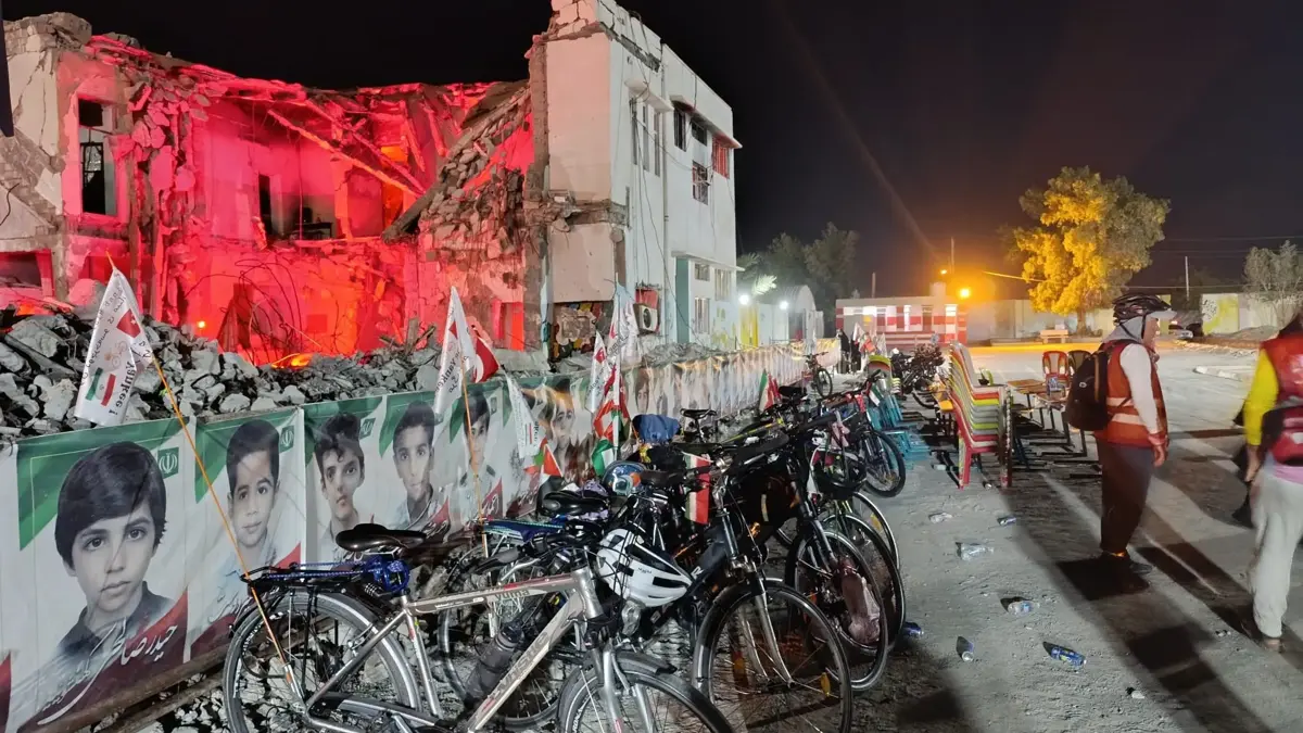 3 Bin Kilometre Pedal Çevirip İran'daki Okula Giderek Ölen Çocukları Andılar