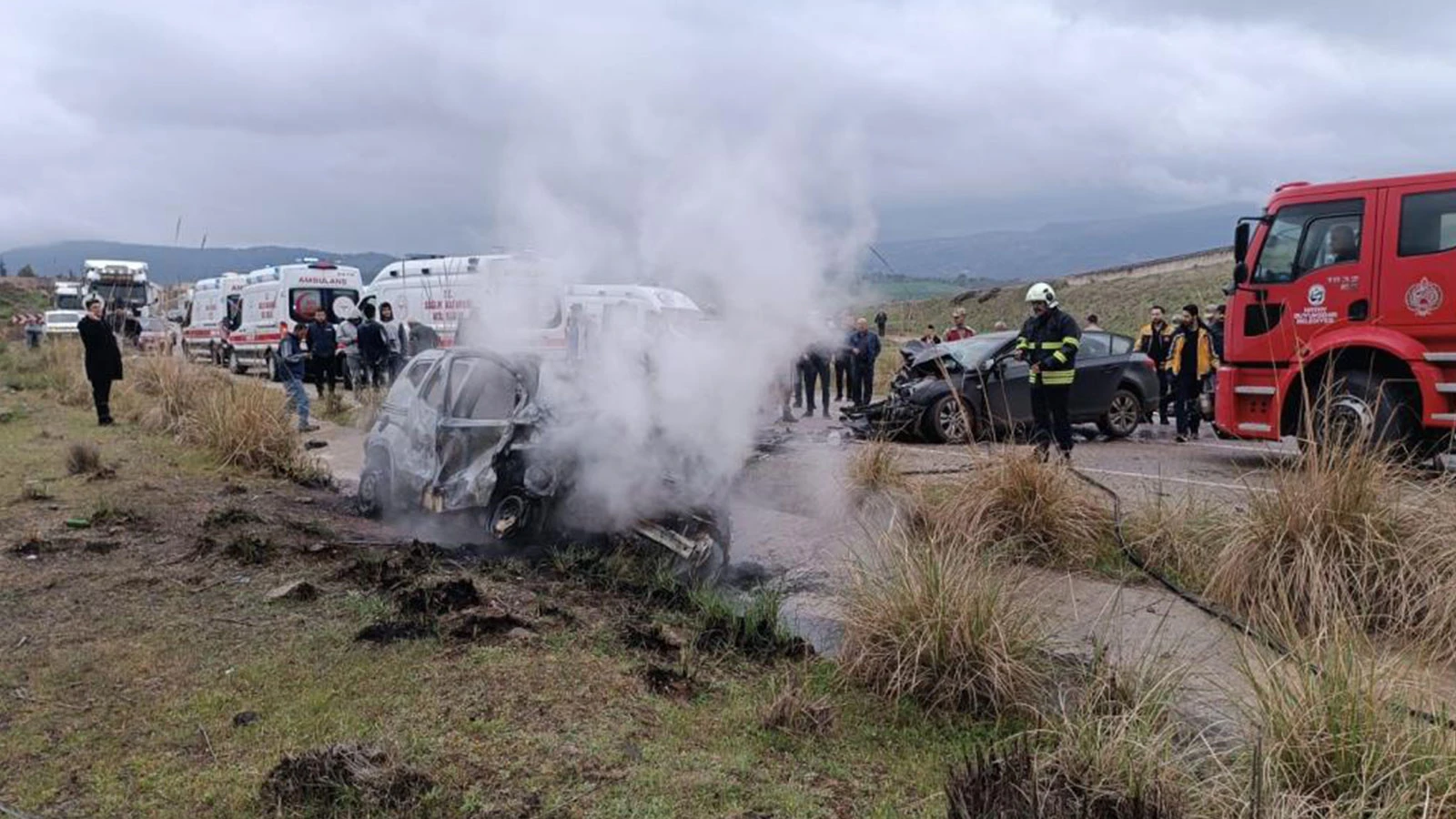 Otomobille çarpışan hafif ticari araç alev alev yandı: 2 ölü, 2 yaralı