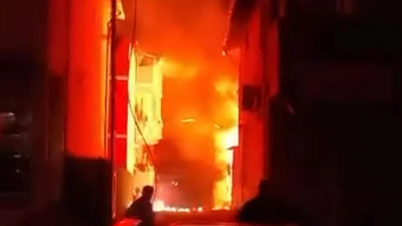 Beykoz'da Kulübede Çıkan Yangın 2 Binaya Sıçradı: Araçlar Kullanılamaz Hale Geldi