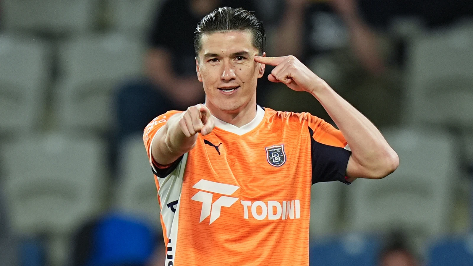 Başakşehirli Shomurodov, kariyer sezonunu geçiriyor