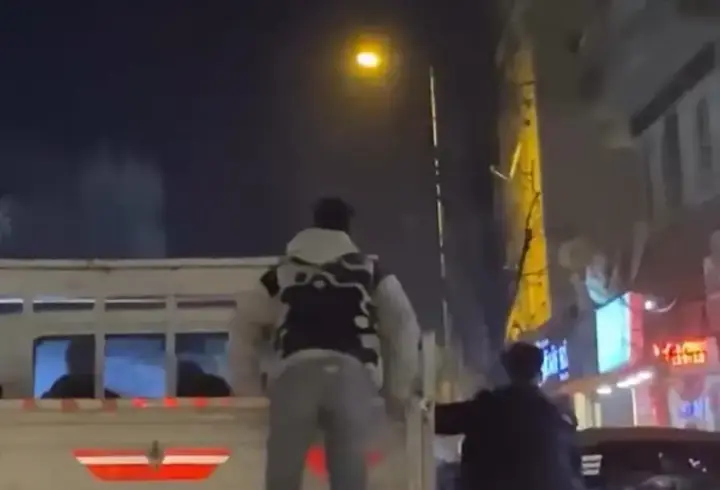Patenli ve bisikletli 2 gencin trafikteki tehlikeli hareketleri kamerada