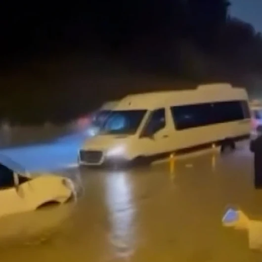 Ümraniye'de sağanak vurdu: Nevzat Demir Tesisleri yolu göle döndü