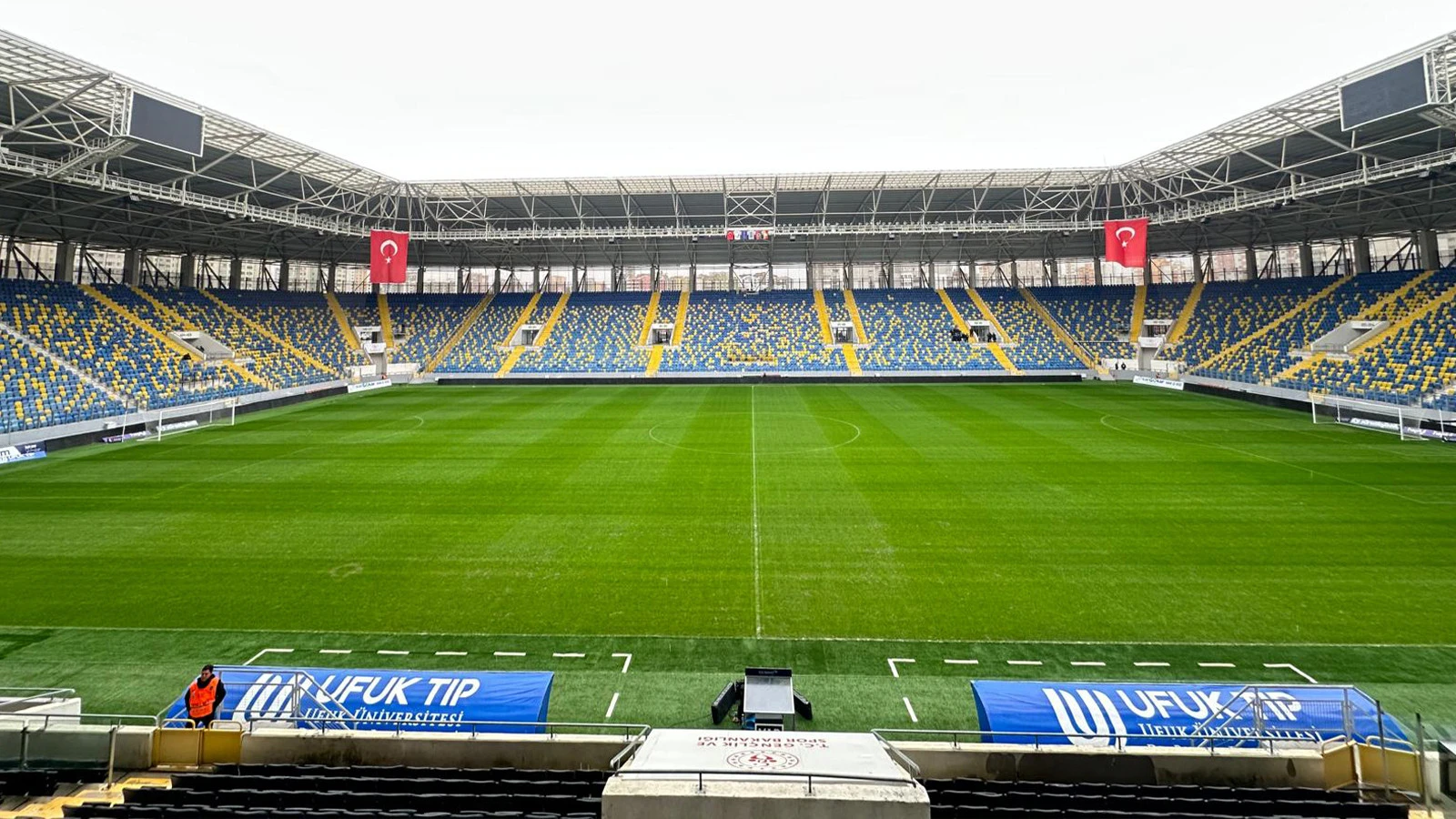Gençlerbirliği-Galatasaray Maçına Saatler Kala Eryaman Stadı'nda Zeminin Son Durumu Görüntülendi