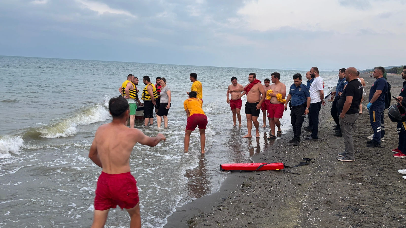 Samsun'da denizde can pazarı! Sandalları alabora olan 3 kişiyi ekipler kurtardı