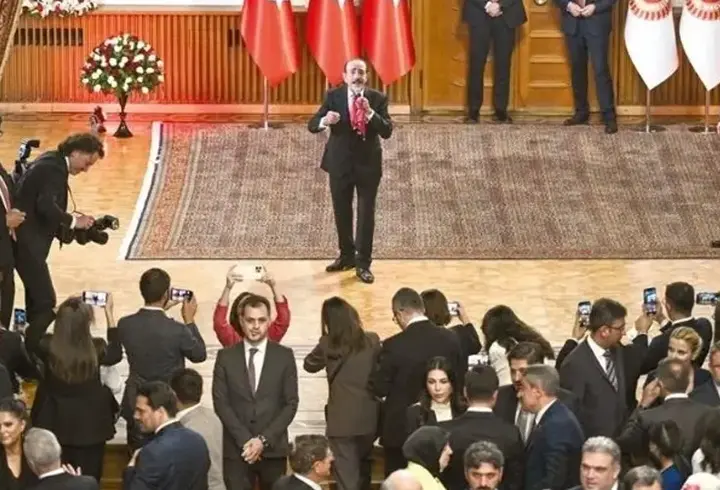 TBMM'de Cumhurbaşkanı Erdoğan ve Mustafa Keser'in renkli diyaloğu: Mendiller devam mı?