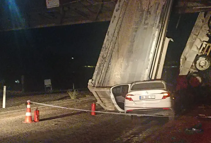 Damperi açılan kamyona otomobil çarptı; 1 ölü, 3 yaralı
