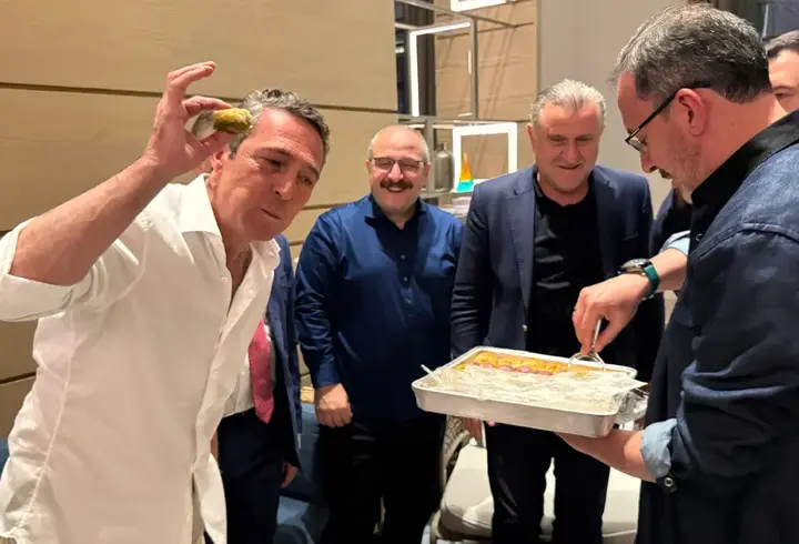 Euroleague finali öncesi sıcak görüntüler! Bakanlardan Ali Koç'a uğur baklavası