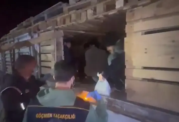 TIR'ın dorsesinde 42 kaçak göçmen yakalandı