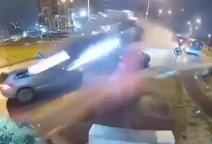 Romanya'da kaza anı kamerada! 2 aracın üzerinden böyle uçtu