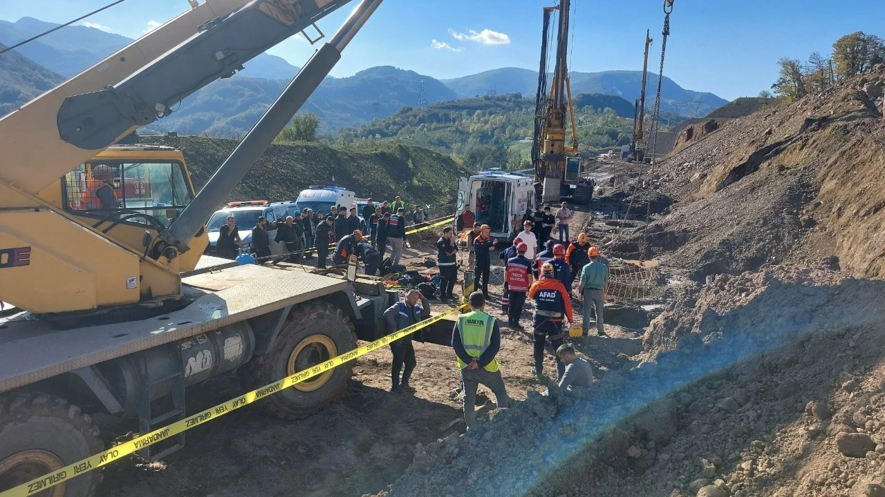 Yol çalışması sırasında kuyuya düşen işçiden acı haber