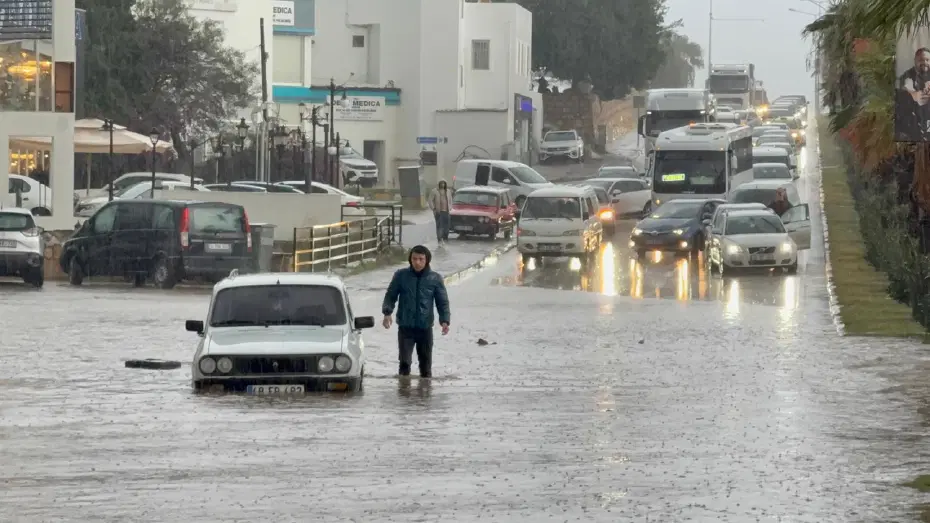 Bodrum'u sağanak vurdu. Yollar suyla doldu, araçlar mahsur kaldı