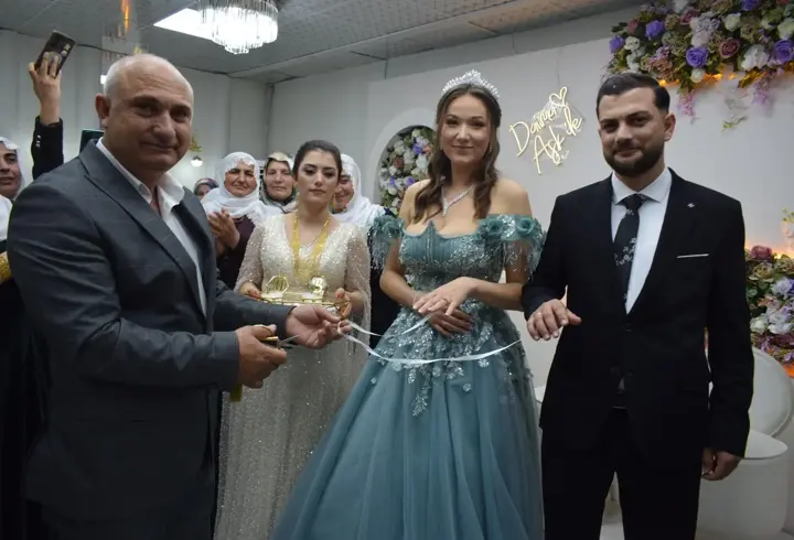 Antalya'da tanışan Baver ile Alman Malena, Batman'da nişanlandı