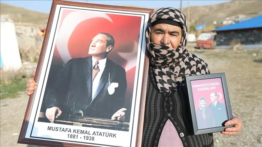 Karslı Seher nine Atatürk sevgisiyle ilkokulda ezberlediği şiirleri unutmadı