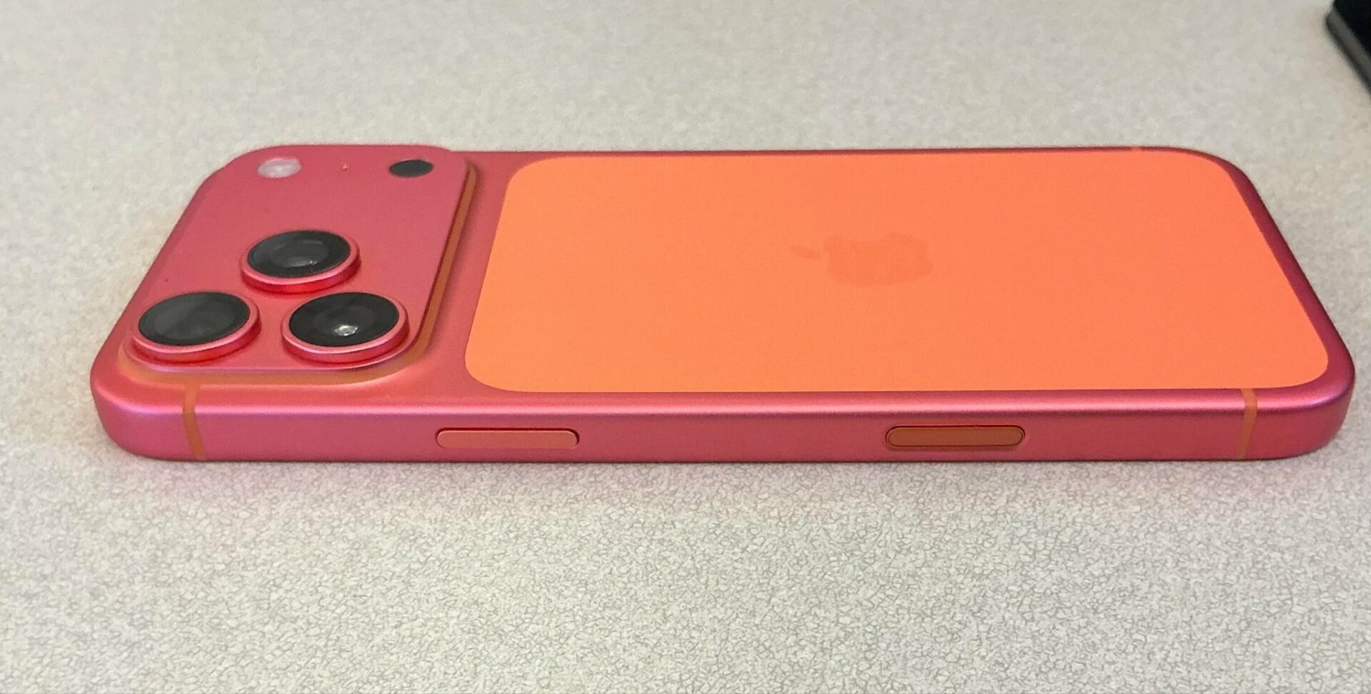 Renk değiştiren iPhone 17 Pro çıkmış haberimiz yok!