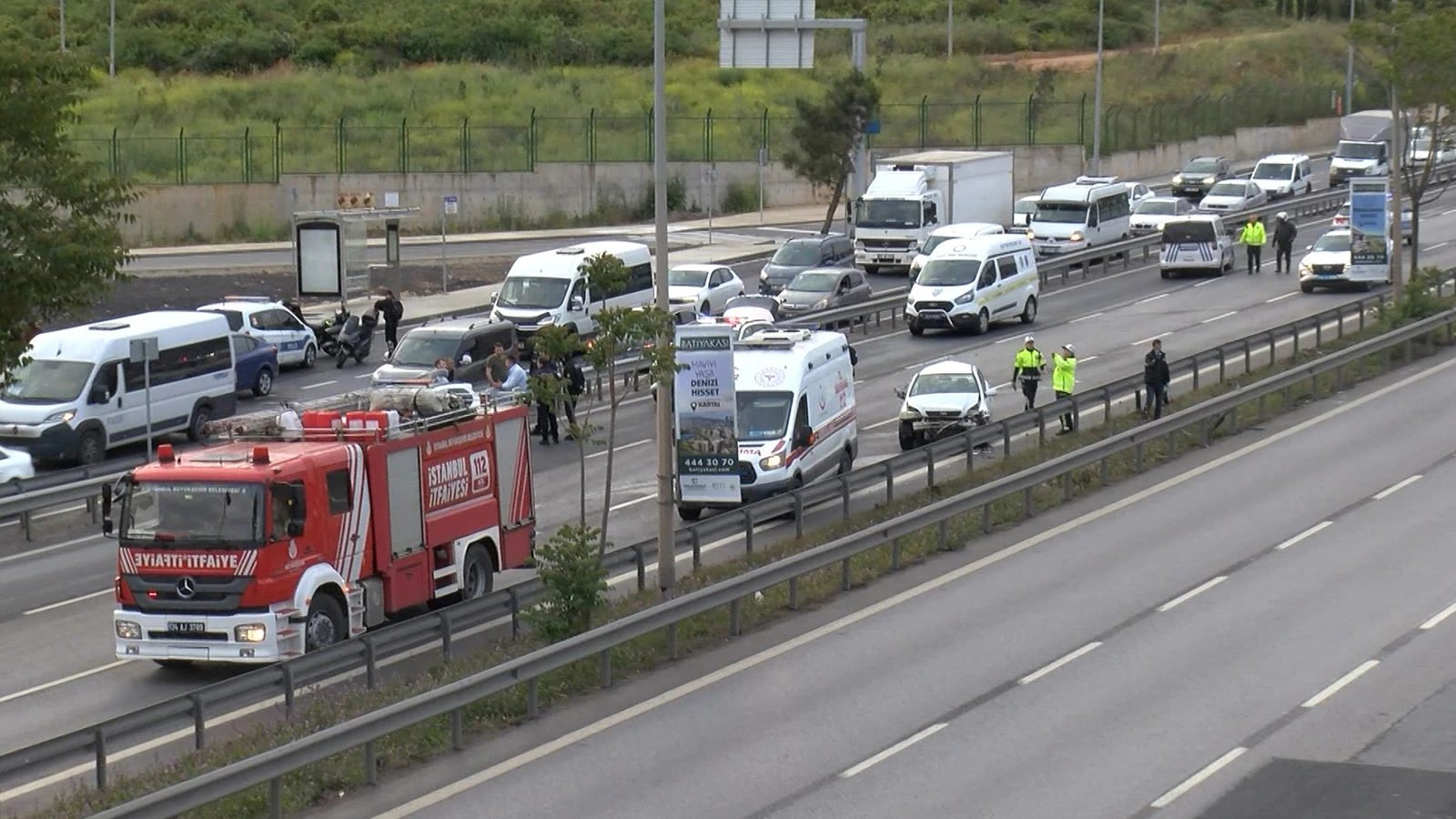 Bariyerlere çarpan otomobil takla atarak savruldu: 1 ölü, 4 yaralı