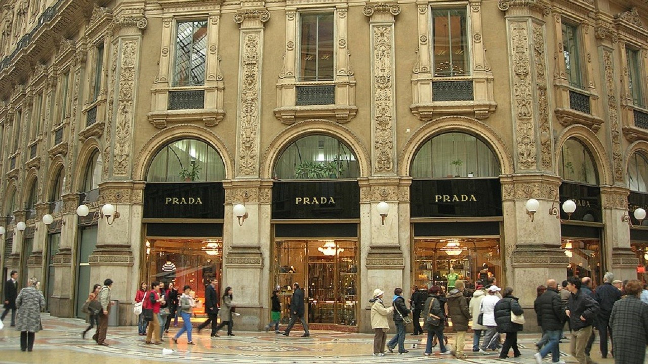 En büyük rakiplerindendi! Prada, Versace'yi satın alıyor