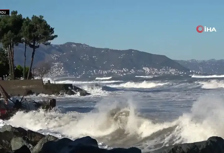 Karadeniz’i fırtına vurdu: Dev dalgalar ev ve yollara ulaştı