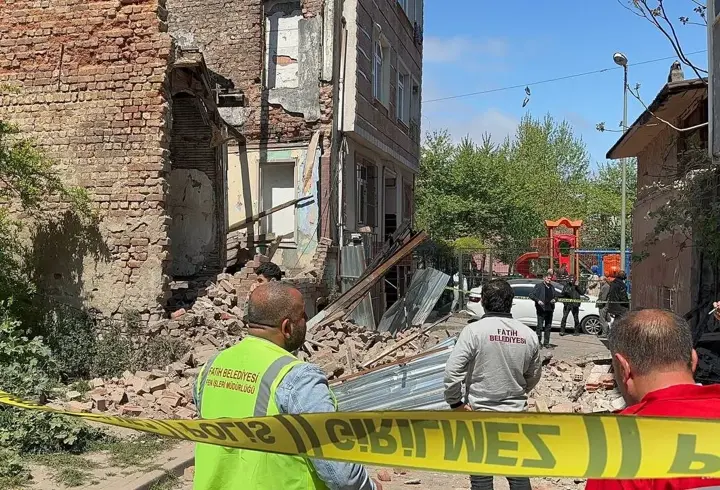 İstanbul'da deprem: Fatih'te metruk binada kısmı çökme meydana geldi