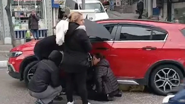 Kaza Yerinde Kalpleri Isıtan Yardım: Anne Ve Kızına Vatandaşlar Şemsiye Tuttu