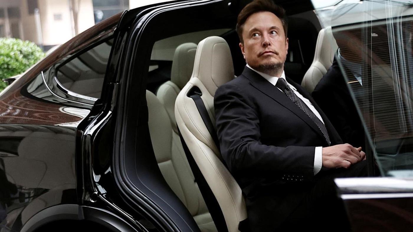 Elon Musk, düşen satışların ardından Tesla’daki üst düzey yöneticiyi kovdu