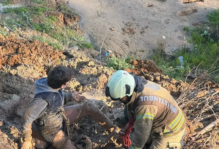 Göktürk’te bisikletiyle gezen çocuk çamura saplandı; 'İmdat' çığlığını duyan polis kurtardı